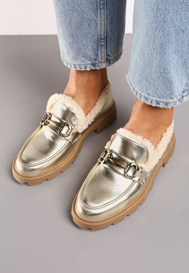 Born2be - Złote Płaskie Mokasyny Ozdobione Klamrą i Sztucznym Futrem Lerilena. Okazja: na co dzień. Zapięcie: klamry. Kolor: złoty. Materiał: futro. Wzór: aplikacja. Styl: elegancki, casual, klasyczny