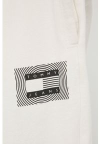 Tommy Jeans Spodnie bawełniane DM0DM12440.PPYY męskie kolor beżowy z nadrukiem. Kolor: beżowy. Materiał: bawełna. Wzór: nadruk #4