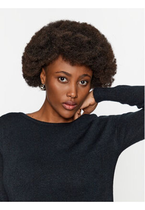 Vero Moda Sukienka dzianinowa 10291689 Czarny Relaxed Fit. Kolor: czarny. Materiał: syntetyk