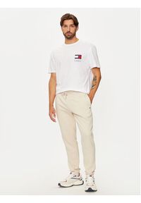 Tommy Jeans Spodnie dresowe Flag DM0DM20473 Beżowy Slim Fit. Kolor: beżowy. Materiał: bawełna