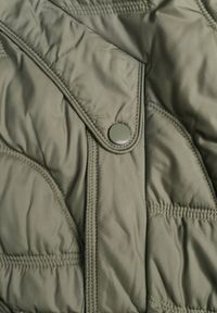 Renee - Jasnozielona Kurtka Przejściowa z Kapturem w Oryginalne Pikowane Przeszycia Arivitta. Okazja: na spacer. Typ kołnierza: kaptur. Kolor: zielony. Materiał: poliester, jeans #5