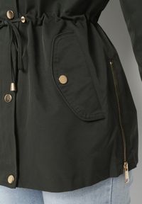Born2be - Ciemnozielona Kurtka Parka z Odpinanym Kapturem i Ozdobnymi Suwakami Velotia. Okazja: na co dzień. Kolor: zielony. Materiał: koronka, jeans. Długość rękawa: długi rękaw. Długość: długie. Wzór: koronka. Styl: klasyczny, elegancki, casual #5