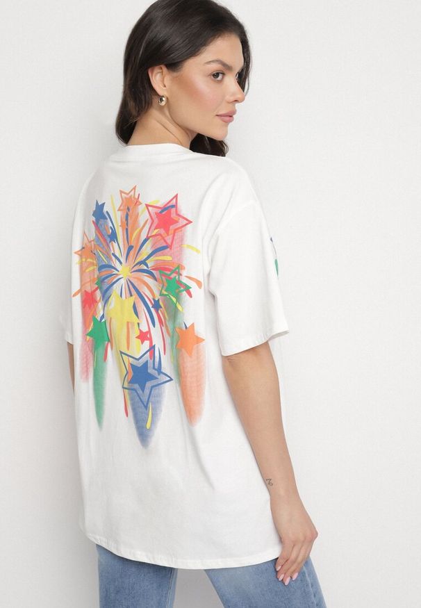 Born2be - Biały T-shirt Oversize z Kolorowym Napisem i Gwiazdkami Iloviela. Okazja: na co dzień. Kolor: biały. Materiał: jeans. Wzór: napisy, kolorowy. Styl: sportowy, elegancki, klasyczny, casual