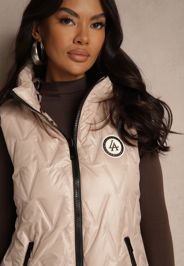 Renee - Złoto-Różowa Kamizelka Dwustronna z Pikowanymi Przeszyciami i Kapturem Erisabe. Okazja: na spacer, na co dzień. Kolor: złoty. Materiał: jeans. Sezon: jesień. Styl: casual, sportowy