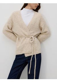 Reserved - Kardigan z wiązaniem - beżowy. Kolor: beżowy. Materiał: dzianina, wełna #1