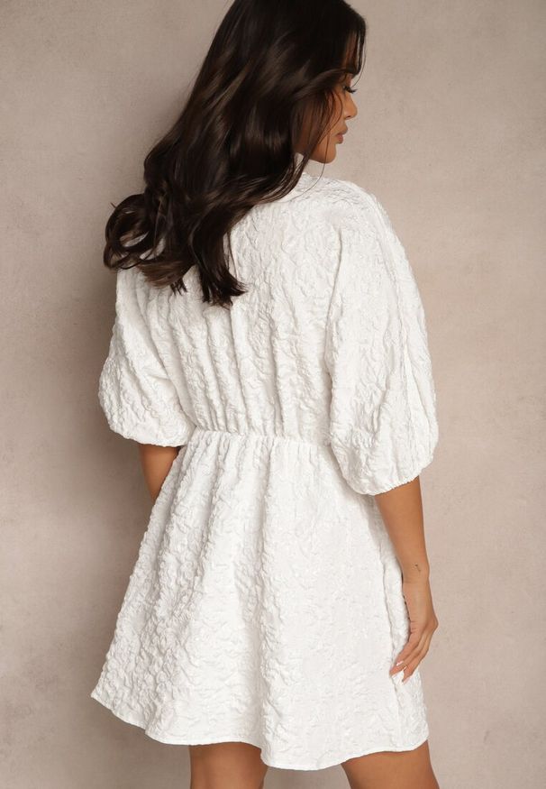 Renee - Biała Sukienka o Rozkloszowanym Fasonie z Tłoczonym Wzorem i Rękawami Nietoperz Farinose. Okazja: na co dzień, na imprezę. Typ kołnierza: dekolt w kształcie V. Kolor: biały. Sezon: lato. Styl: elegancki, klasyczny, casual