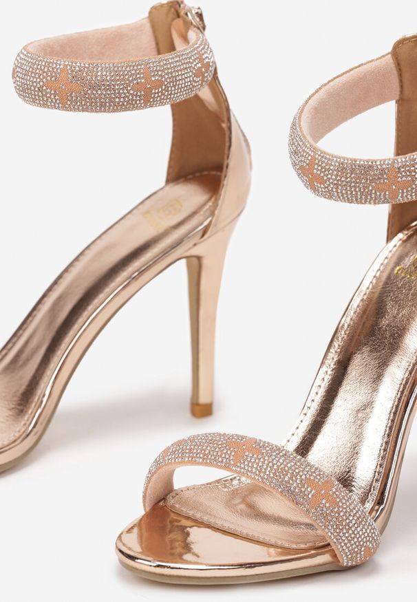 Renee - Szampańskie Sandały Beely. Zapięcie: pasek. Kolor: złoty. Materiał: lakier, materiał. Wzór: aplikacja, paski. Obcas: na obcasie. Styl: elegancki. Wysokość obcasa: średni