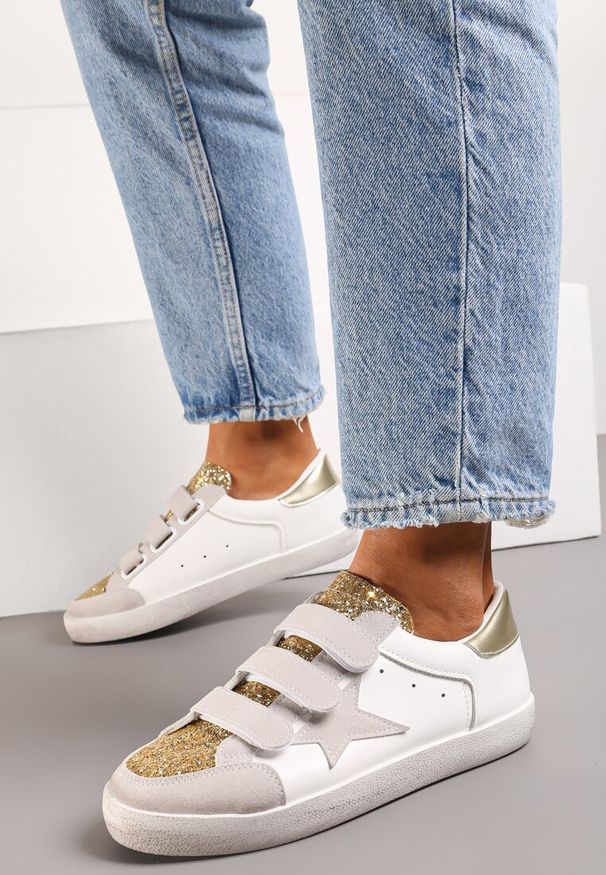 Renee - Złoto-Białe Sneakersy Ozdobione Brokatem z Rzepami Dolanda. Nosek buta: okrągły. Zapięcie: rzepy. Kolor: beżowy, złoty. Materiał: materiał. Wzór: aplikacja. Obcas: na obcasie. Wysokość obcasa: niski