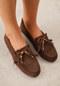 Renee - Brązowe Mokasyny VICES z Imitacji Zamszu z Kokardką Kolorowymi Koralikami i Skórzaną Wkładką Nenden. Okazja: na co dzień. Kolor: brązowy. Materiał: skóra, zamsz. Wzór: kolorowy. Styl: casual, elegancki #1
