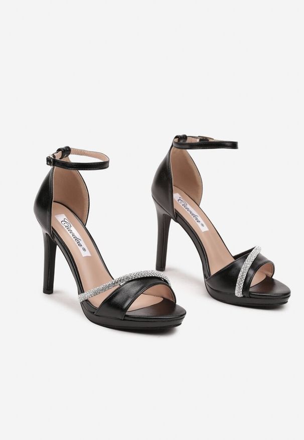 Renee - Czarne Sandały na Szpilce z Noskiem Typu Peep Toe Zdobione Cyrkoniami Bortia. Okazja: na co dzień. Nosek buta: otwarty. Zapięcie: pasek. Kolor: czarny. Wzór: aplikacja. Materiał: jeans, skóra. Obcas: na szpilce. Styl: casual. Wysokość obcasa: średni