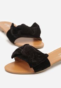 Renee - Czarne Klapki z Aplikacją w Kształcie Kokardy Giffe. Kolor: czarny. Materiał: koronka. Wzór: aplikacja. Styl: elegancki. Wysokość obcasa: bez obcasa #6