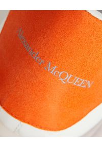 Alexander McQueen - ALEXANDER MCQUEEN - Białe skórzane sneakersy z pomarańczową podeszwą. Zapięcie: sznurówki. Kolor: biały. Materiał: skóra. Wzór: aplikacja #4