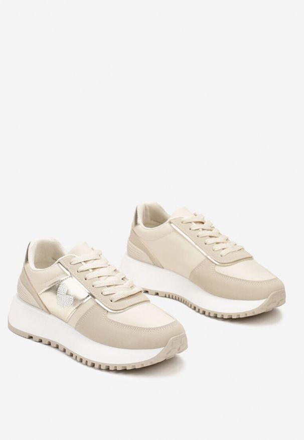 Renee - Beżowe Sneakersy z Naszywką Serduszka i Piankową Platformą Timera. Okazja: na co dzień. Nosek buta: okrągły. Zapięcie: sznurówki. Kolor: beżowy. Materiał: jeans. Wzór: aplikacja. Obcas: na platformie. Wysokość obcasa: niski