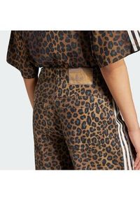 Adidas - adidas Jeansy KA2680 Brązowy Loose Fit. Kolor: brązowy #2