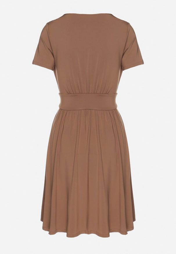 Born2be - Brązowa Rozkloszowana Sukienka z Wiskozą o Kopertowym Kroju z Marszczeniem Adivas. Okazja: na co dzień, na spacer. Typ kołnierza: dekolt w kształcie V. Kolor: brązowy. Materiał: wiskoza. Długość rękawa: krótki rękaw. Typ sukienki: kopertowe. Styl: elegancki, casual