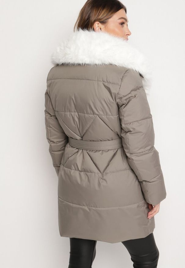 Born2be - Szara Pikowana Kurtka z Paskiem w Talii i Odpinanym Futrzanym Kołnierzem Edalithia. Okazja: na co dzień. Kolor: szary. Materiał: futro. Sezon: zima. Styl: elegancki, casual