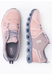 Sneakersy damskie różowe On Running Cloud 5 Waterproof. Okazja: na co dzień. Zapięcie: sznurówki. Kolor: różowy. Materiał: materiał. Szerokość cholewki: normalna. Sport: bieganie #4