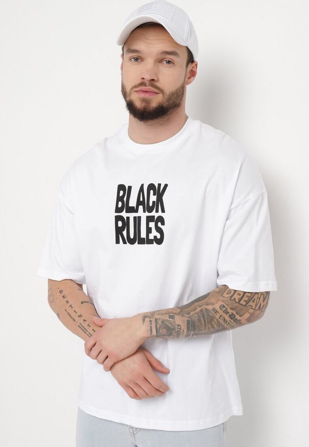 Born2be - Biała Bawełniana Koszulka T-shirt z Nadrukiem po Obu Stronach Daven. Kolor: biały. Materiał: bawełna. Długość rękawa: krótki rękaw. Długość: krótkie. Wzór: nadruk