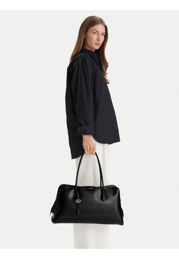 Calvin Klein Torebka Emblem Trio Large Work Bag LV04F3368G Czarny. Kolor: czarny. Materiał: skórzane
