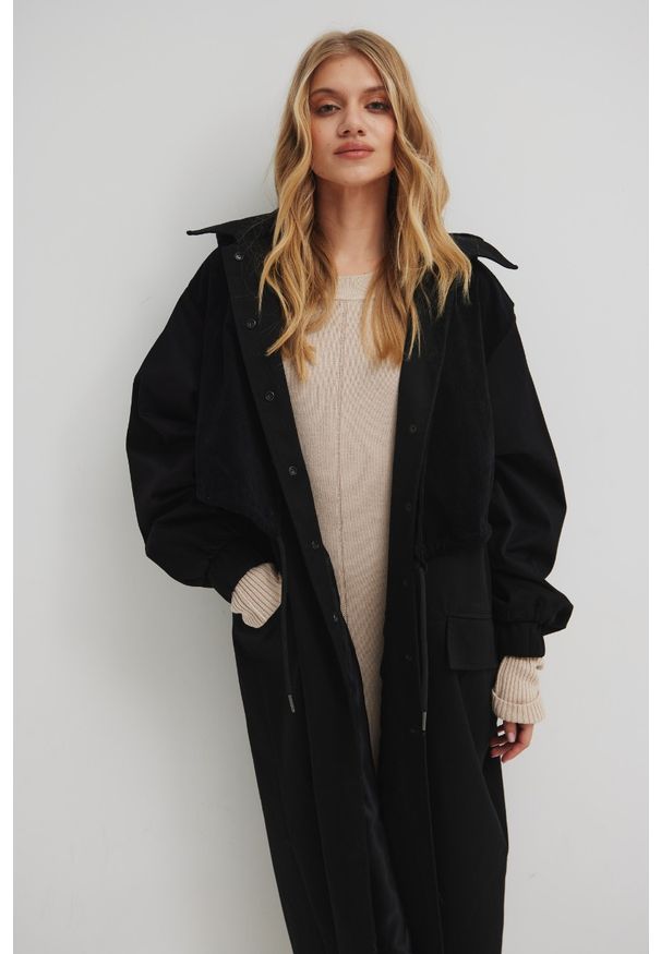 Marsala - Długi płaszcz typu oversize w kolorze TOTALY BLACK - HUNTER. Materiał: sztruks, guma, bawełna, materiał. Długość: długie. Wzór: gładki. Styl: elegancki