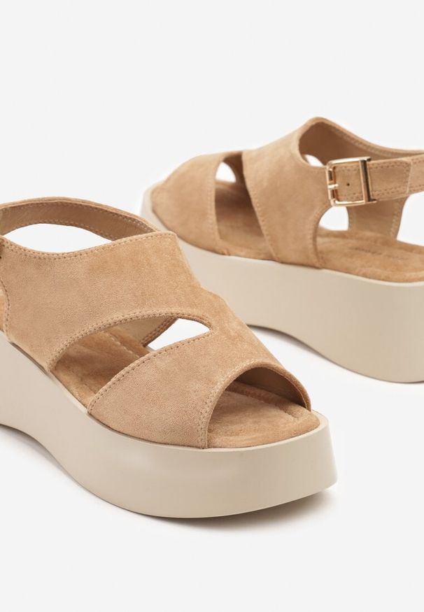 Born2be - Ciemnobeżowe Sandały na Grubej Podeszwie z Asymetrycznymi Wycięciami Kamilra. Okazja: na co dzień. Zapięcie: sprzączka. Kolor: beżowy. Sezon: lato. Styl: casual, elegancki