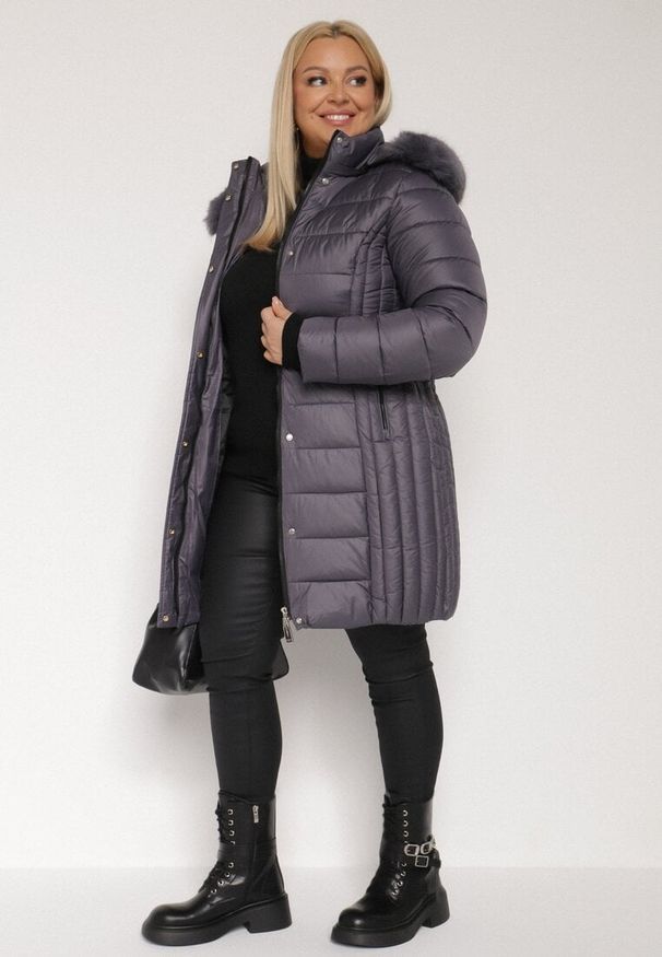 Born2be - Fioletowa Długa Kurtka Pikowana z Odpinanym Kapturem i Futerkiem Retelma. Okazja: na co dzień. Kolor: fioletowy. Materiał: futro. Długość: długie. Styl: casual