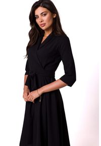 BeWear - Rozkloszowana sukienka kopertowa z wiązaniem w pasie czarna. Okazja: do pracy. Kolor: czarny. Typ sukienki: kopertowe. Styl: wizytowy, elegancki
