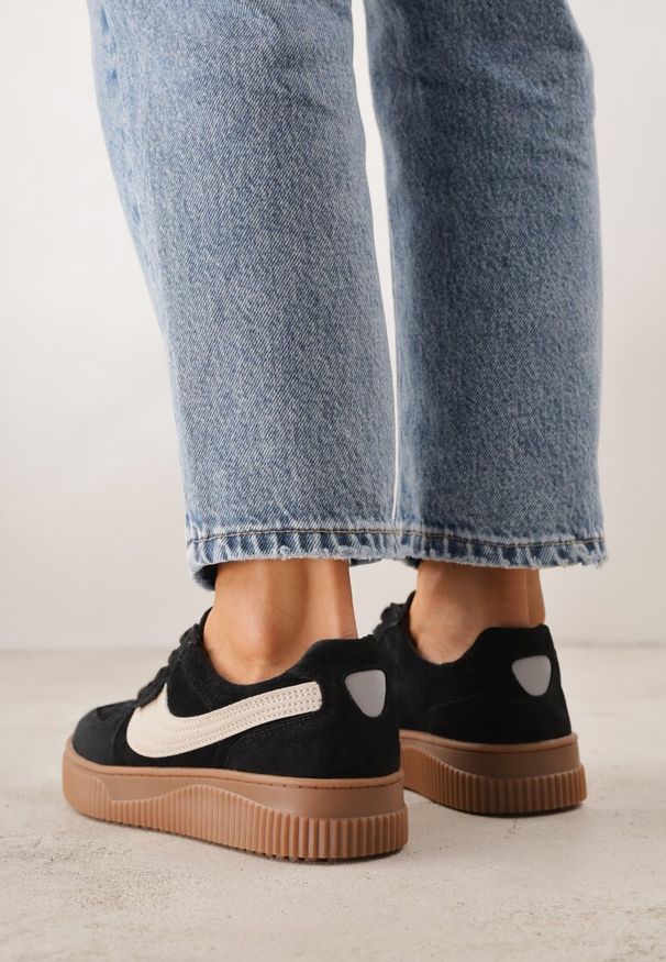 Renee - Czarne Sneakersy Kultowe Tenisówki z Zamszu Naturalnego ze Skórzaną Wkładką Rionae. Okazja: na co dzień, na randkę. Kolor: czarny. Materiał: skóra, zamsz