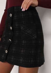 Born2be - Czarna Spódnica z Wiskozą Zdobiona Guzikami i Metaliczną Nicią Sewsela. Okazja: na co dzień. Kolor: czarny. Materiał: wiskoza. Wzór: aplikacja. Styl: klasyczny, casual, elegancki #5