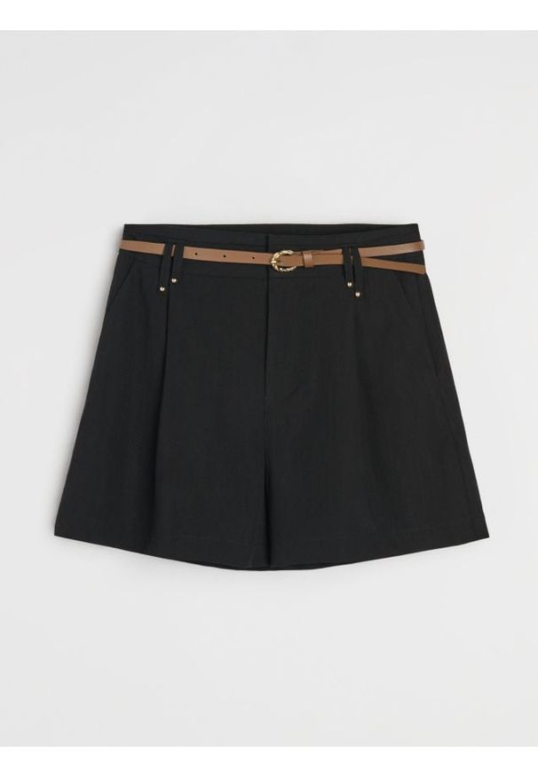 Sinsay - Gładkie szorty z paskiem z wiskozą - czarny. Kolor: czarny. Materiał: wiskoza. Wzór: gładki