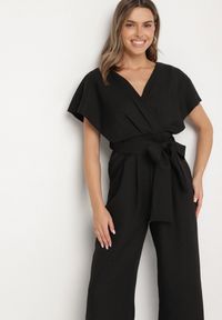 Born2be - Czarny Elegancki Kombinezon z Marszczeniem i Wcięciem w Talii Melonessa. Okazja: na co dzień. Kolor: czarny. Sezon: jesień, wiosna. Styl: elegancki