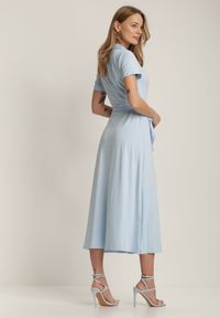 Renee - Jasnoniebieska Sukienka Asheila. Kolor: niebieski. Materiał: materiał. Długość rękawa: krótki rękaw. Wzór: aplikacja. Typ sukienki: koszulowe. Długość: midi #5