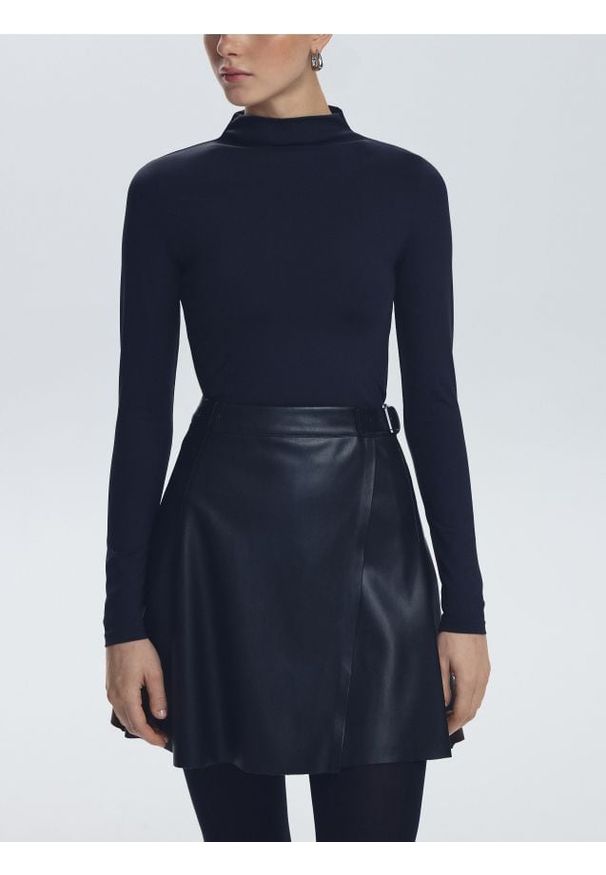 Reserved - Longsleeve ze stójką - czarny. Typ kołnierza: kołnierzyk stójkowy. Kolor: czarny. Materiał: dzianina. Długość rękawa: długi rękaw. Wzór: gładki