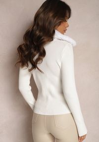 Renee - Biały Prążkowany Sweter z Puszystym Kołnierzem i Suwakiem Dylira. Kolekcja: plus size. Kolor: biały. Materiał: prążkowany. Wzór: aplikacja #4