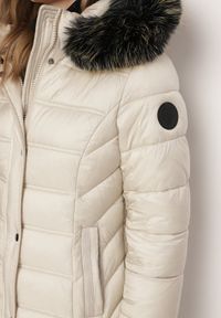 Born2be - Beżowa Pikowana Kurtka Zimowa o Długim Kroju z Odpinanym Kapturem z Futrem Mintoria. Okazja: na co dzień. Kolor: beżowy. Materiał: futro. Długość: długie. Sezon: zima. Styl: casual, elegancki #3