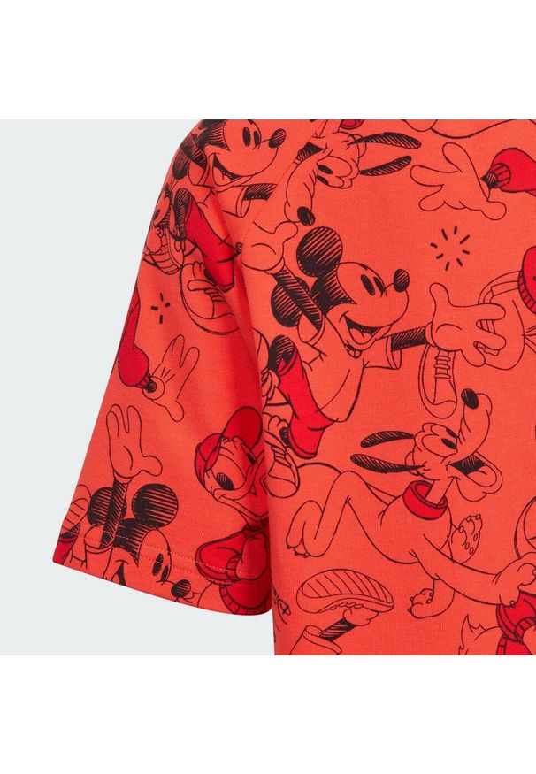 Adidas - Koszulka adidas x Disney Mickey Mouse. Kolor: czerwony, wielokolorowy, czarny. Materiał: bawełna. Wzór: motyw z bajki. Sport: joga i pilates