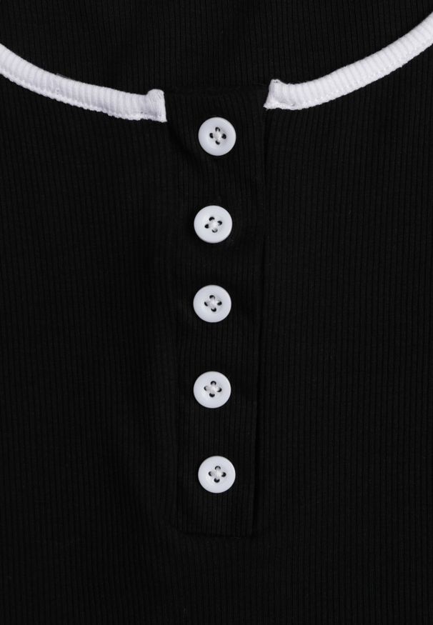 Born2be - Czarny Bawełniany Top w Prążki z Guzikami przy Dekolcie Bervise. Okazja: na co dzień. Kolor: czarny. Materiał: bawełna. Wzór: prążki. Styl: casual