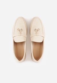 Born2be - Beżowe Mokasyny z Imitacji Zamszu z Ozdobnym Przeszyciem i Zawieszką Veleyra. Okazja: na co dzień, do pracy, na spotkanie biznesowe. Kolor: beżowy. Materiał: zamsz. Styl: biznesowy, klasyczny, casual #6