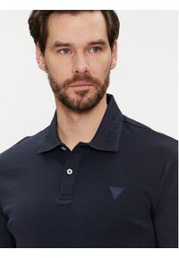 Guess Polo M4GP66 KC701 Granatowy Slim Fit. Typ kołnierza: polo. Kolor: niebieski. Materiał: bawełna