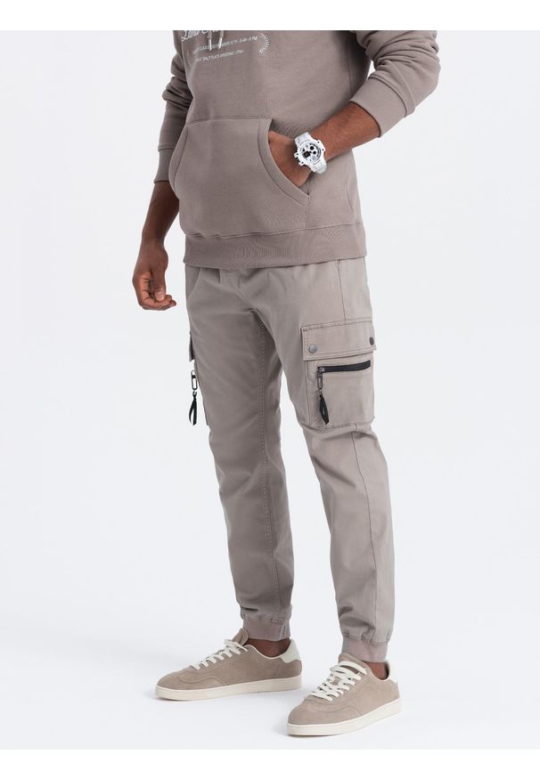 Ombre Clothing - Męskie spodnie JOGGERY z zapinanymi kieszeniami cargo - ciemnobeżowe V2 OM-PAJO-0125 - XXL. Okazja: na co dzień. Kolor: beżowy. Materiał: bawełna, elastan. Wzór: aplikacja. Styl: casual