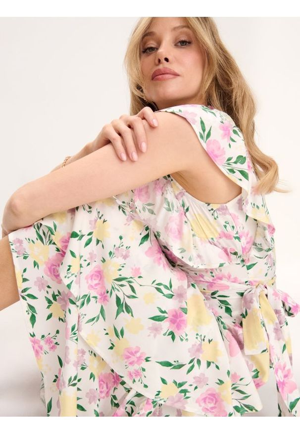 Sinsay - Wiskozowa kopertowa sukienka midi w kwiaty - kremowy. Kolor: kremowy. Materiał: wiskoza. Wzór: kwiaty. Typ sukienki: kopertowe. Długość: midi