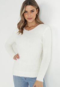 Born2be - Biały Sweter Wełniany Panaris. Typ kołnierza: dekolt w serek. Kolekcja: plus size. Kolor: biały. Materiał: wełna. Styl: klasyczny