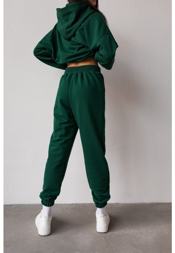 Marsala - Spodnie dresowe typu jogger w kolorze DEEP FOREST GREEN - DISPLAY. Stan: podwyższony. Materiał: dresówka. Styl: elegancki