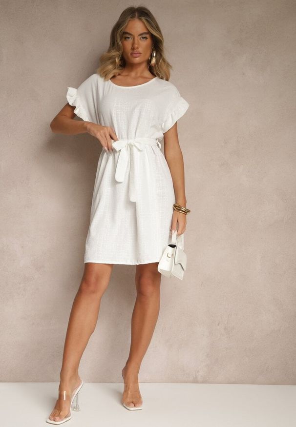 Renee - Biała Sukienka z Paskiem i Falbankami przy Rękawach Folunelle. Okazja: na co dzień. Typ kołnierza: kołnierz z falbankami. Kolor: biały. Styl: klasyczny, casual, elegancki