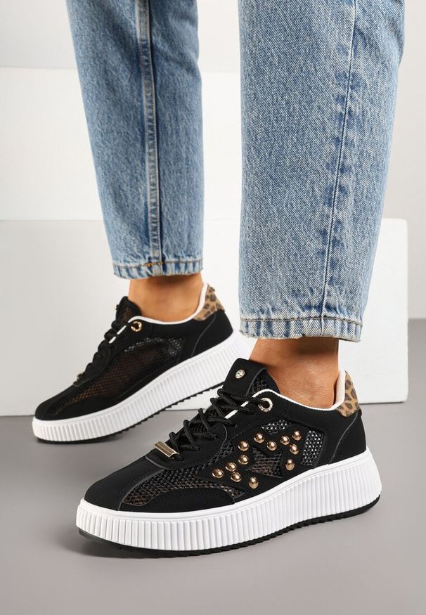Born2be - Czarne Sneakersy z Nitami i Gwiazdą Viroti. Okazja: na co dzień. Kolor: czarny. Materiał: jeans. Wzór: aplikacja