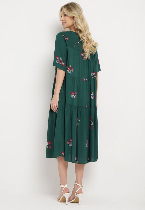 Born2be - Ciemnozielona Wiskozowa Sukienka o Rozkloszowanym Kroju z Krótkim Rękawem Givinia. Okazja: na imprezę, na co dzień. Kolekcja: plus size. Kolor: zielony. Materiał: wiskoza. Długość rękawa: krótki rękaw. Typ sukienki: dla puszystych, proste, rozkloszowane. Styl: casual, elegancki