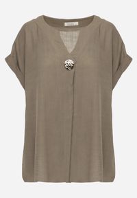 Renee - Ciemnobeżowa Bluzka z Lnem i Wiskozą o Nietoperzowym Kroju z Krótkim Rękawem Herira. Okazja: na co dzień. Typ kołnierza: dekolt w serek. Kolor: beżowy. Długość: krótkie. Wzór: aplikacja. Materiał: wiskoza, len. Długość rękawa: krótki rękaw. Sezon: lato. Styl: casual, elegancki #4