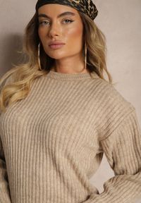 Renee - Beżowy Prążkowany Sweter o Klasycznym Pudełkowym Fasonie Omeita. Okazja: na co dzień. Kolor: beżowy. Materiał: prążkowany. Długość rękawa: długi rękaw. Długość: długie. Styl: klasyczny #3