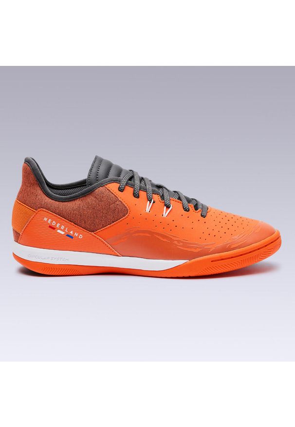 IMVISO - Buty do piłki nożnej halowej Kipsta Eskudo 500 Barrio Holandia. Kolor: czerwony, pomarańczowy, wielokolorowy. Materiał: kauczuk, materiał. Wzór: gładki