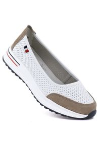Skórzane baleriny na grubej podeszwie ażurowe białe Jezzi 7815. Kolor: biały. Materiał: skóra. Szerokość cholewki: normalna. Wzór: ażurowy #1